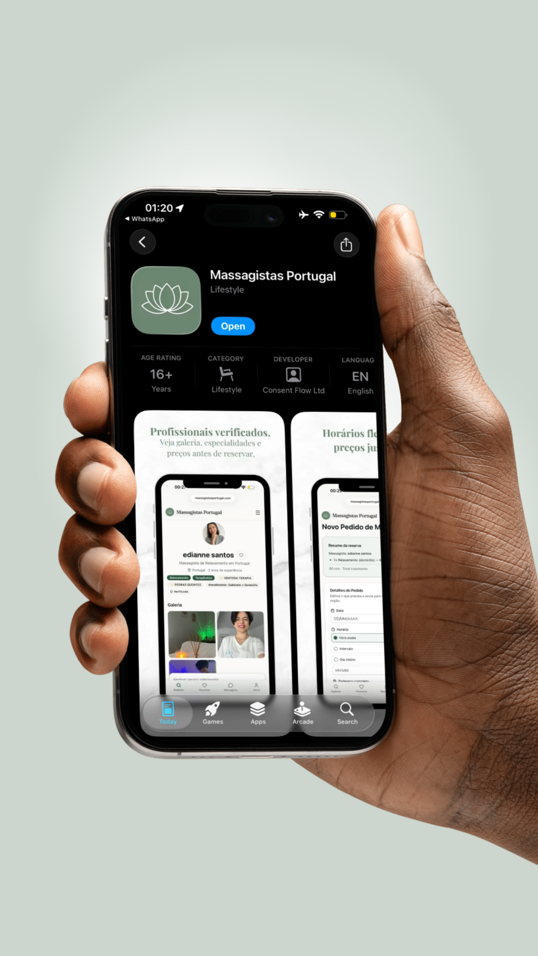 Mão a segurar um iPhone com a app Massagistas Portugal aberta